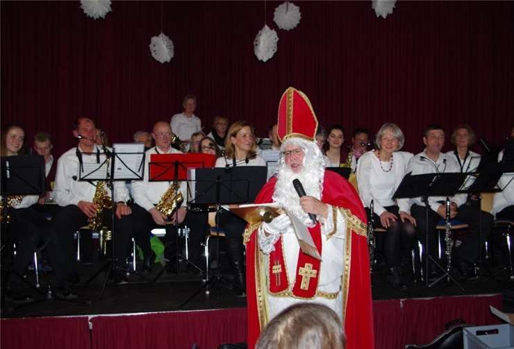 St. Nikolaus ließ in einem humorvollen Beitrag das verflossene Vereinsjahr Revue passieren.