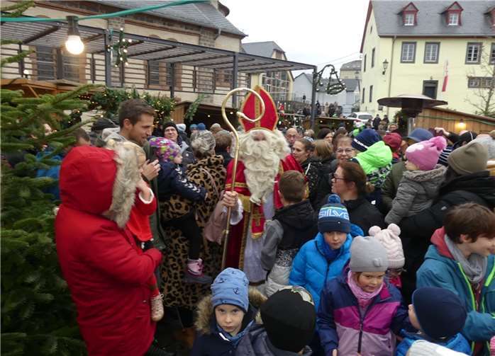 St. Nikolaus sah sich auf dem Escher Weihnachtsmarkt einem großen Besucherandrang ausgesetzt. Fotos: TE