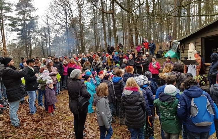 St. Nikolaus übergibt jedem Kind eine volle Tüte. Foto: privat