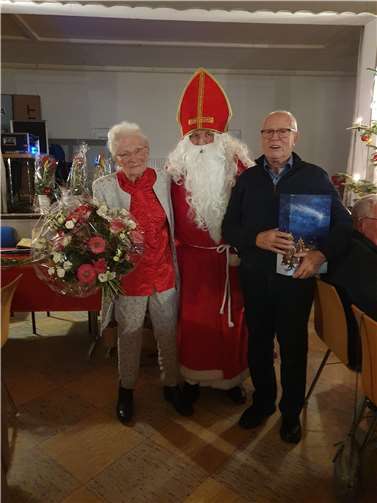St. Nikolaus überrascht Senioren mit Geschenken. Foto: privat