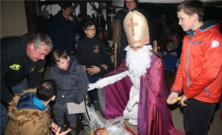 St. Nikolaus und Knecht Ruprecht reisten mit dem Motorradgespann an und brachten für alle Kinder ein Geschenk mit. TE