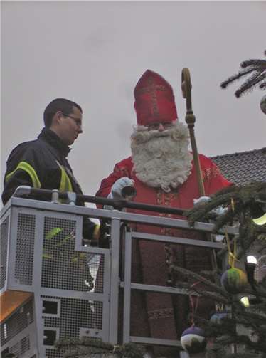 St. Nikolaus war schnell umringt von Kindern, die viele Fragen hatten. privat