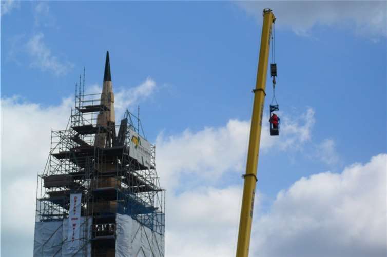St. Pankratius hat einen neuen, „schiefen“ Kirchturm, der jetzt zeitnah neu eingedeckt wird.