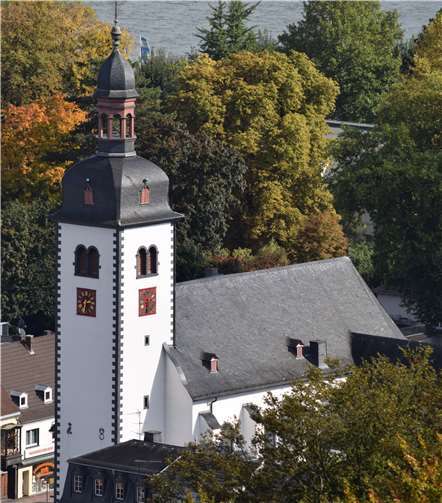 St. Viktor Oberbreisig und St. Marien Niederbreisig: Beide Gotteshäuser jeweils von einem Standpunkt (Elzenberg und „Hahn“) aus fotografiert, der freie Sicht garantiert.