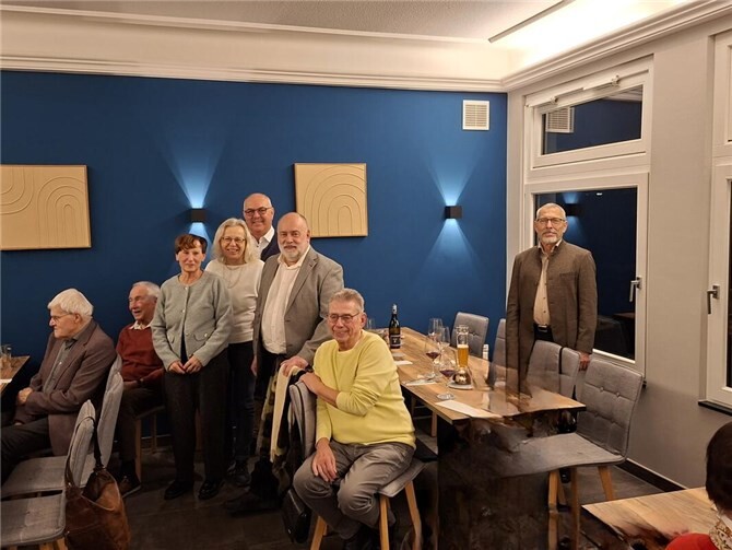 StFw a.D. Wahl (3.v.r.) dankt den anwesenden Wanderführern für Ihre Unterstützung in diesem Jahr.  Foto: Jürgen Schumacher