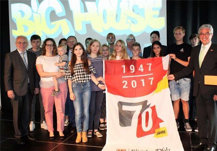 Staatminister Roger Lewentz überreichte Fahne 70 Jahre RLP, verbunden mit der Hoffnung, dass sich die Jugend in die Gestaltung der Zukunft einbringt.