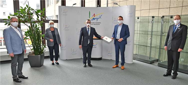 Staatsekretär Dr. Alexander Wilhelm (2.v.r.) überreichte Landrat Dr. Alexander Saftig einen Zuwendungsbescheid in Höhe von 328.609 Euro. Mit dabei: Michael Schönberg vom Gesundheitsamt Mayen-Koblenz (links), Büroleiterin Petra Kretschmann sowie Referatsleiter und Kreisfeuerwehrinspektor Rainer Nell.Foto: Kreisverwaltung