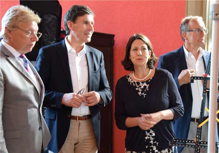 Staatsekretärin Daniela Schmitt begutachtete die Arbeiten der Wettbewerbs-Finalisten im Foyer Schloss Burg Namedy.