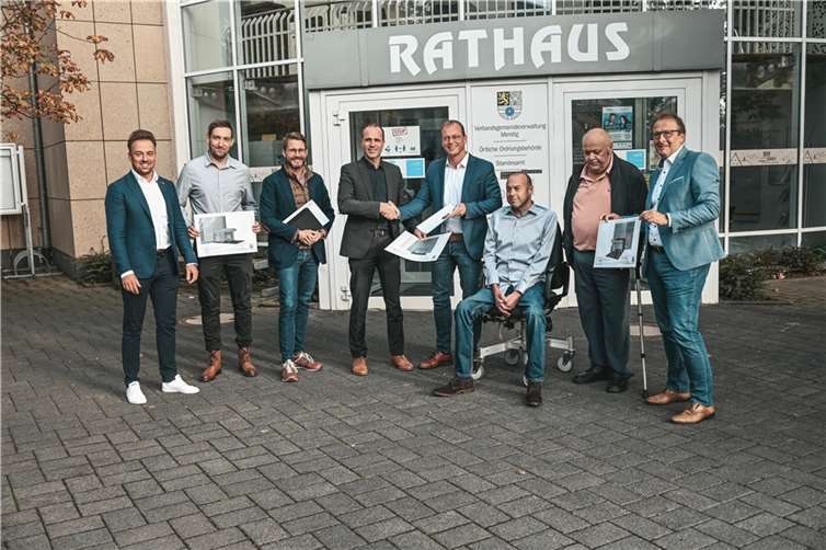 Staatsminister Clemens Hoch (4.v.l.) überreicht 100.000 Euro für das Verwaltungsgebäude in Mendig an Bürgermeister Jörg Lempertz (4.v.r.). Beim persönlichen Empfang waren ferner die Beigeordneten Joachim Plitzko (r.) und Alfred Nett (2.v.r.), Büroleiter Fabian Schneider (l.), Bauamtsleiter Andreas Loeb (3.v.l.), Personalratsvorsitzender Florian Rieser (2.v.l.) sowie der VG-Schwerbehindertenbeauftragte Volker Schlaus (3.v.r.) dabei.  Foto: Verbandsgemeinde Mendig