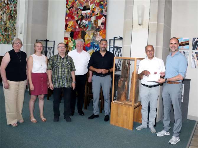 Staatsminister Clemens Hoch überreichte 20.000 Euro an die Kirchengemeinde. Fotos: WAMFO.DE