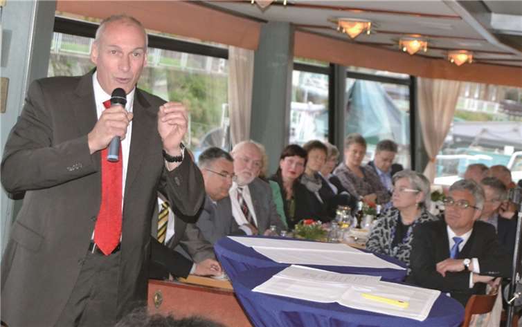 Staatsminister Roger Lewentz (r.) hörte mit den Gästen die engagierte Ansprache von Fred Pretz. privat