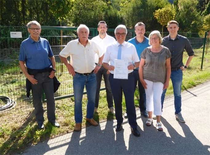 Staatsminister Roger Lewentz übergab den Bewilligungsbescheid. Foto: OG Fachbach