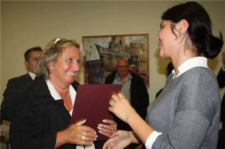 Staatsministerin Irene Alt weilte in Neuwied, um die Einbürgerung vorzunehmen.