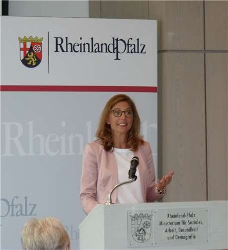 Staatsministerin SabineBätzing-Lichtenthäler hielt die Laudatio.
