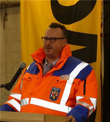 Staatssekretär Becht überbrachte die Dankesworte der Landesregierung und lobte das Engagement der Einsatzkräfte.