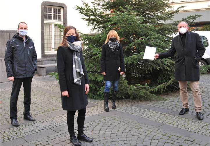 Staatssekretär Clemens Hoch (links) überreichte den Förderbescheid in Höhe von 1,2 Millionen Euro an Oberbürgermeister Achim Hütten (rechts). Darüber freuen sich auch Anne Degen, Leiterin Amt für Stadtplanung und Bauverwaltung, und Beate Häuser (2. von rechts) vom Amt für Stadtplanung und Bauverwaltung.Foto: Stadt Andernach/Maurer