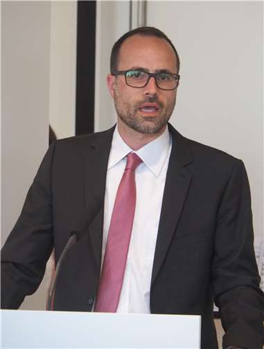 Staatssekretär Clemens Hoch nahm stellvertetend für Ministerpräsidentin Malu Dreyer die Ehrung vor.