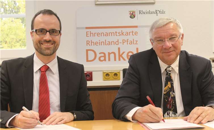 Staatssekretär Clemens Hoch und Oberbürgermeister Prof. Dr. Joachim Hofmann-Göttig (r.) bei der Unterzeichnung der Kooperationsvereinbarung. Stadt Koblenz