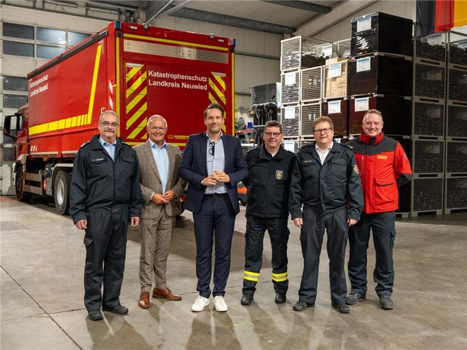 Staatssekretär Daniel Stich informierte sich im Brand- und Katastrophenschutzzentrum des Landkreises Neuwied über die gewonnenen Erfahrungen. Von links: Volker Lemgen, Landrat Achim Hallerbach, Innen-Staatssekretär Daniel Stich, Andreas Schmidt, BKI Holger Kurz und Nils Pfleger. Foto: Martin Boden / Kreisverwaltung Neuwied