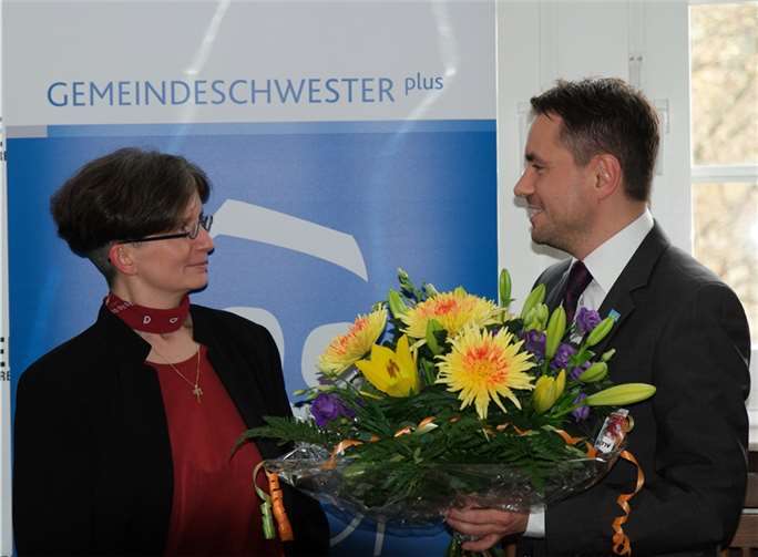 Staatssekretär David Langner hieß mit Daniela Hütter eine der ersten Gemeindeschwestern Plus im Land willkommen. ND