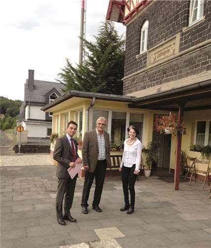 Staatssekretär David Langner (links) gemeinsam mit Jürgen Borniger und Imke Dreckmann am „Alten Bahnhof“.privat