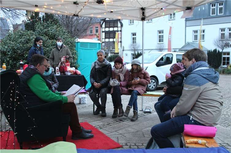 Staatssekretär David Profit las im Rahmen der Aktion „rollender Adventskalender“ auf dem Ahrweiler Marktplatz Märchen der Gebrüder Grimm vor. Foto: DU