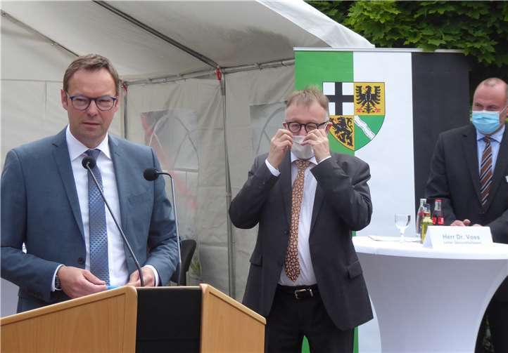 Staatssekretär Dr. Alexander Wilhelm, Landrat Dr. Jürgen Pföhler und der Leiter des Gesundheitsamts Dr. Stefan Voss (v.l.n.r.) informieren über die Arbeit der letzten Wochen und die gegenwärtige Situation im Kreis. Fotos: RU