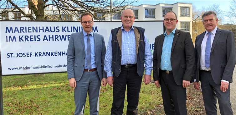 Staatssekretär Dr. Alexander Wilhelm (links) und der Leiter der Gesundheitsabteilung des Ministeriums, Jochen Metzner (rechts) informierten sich in Adenauer über die Situation am Marienhaus Klinikum. Unter den Gesprächspartnern waren auch Krankenhaus-Geschäftsführer Albert Pitzen (Zweiter von links) und Christoph Wagner, kaufmännische Verbunddirektor der Marienhaus Kliniken GmbH. Fotos: JOST