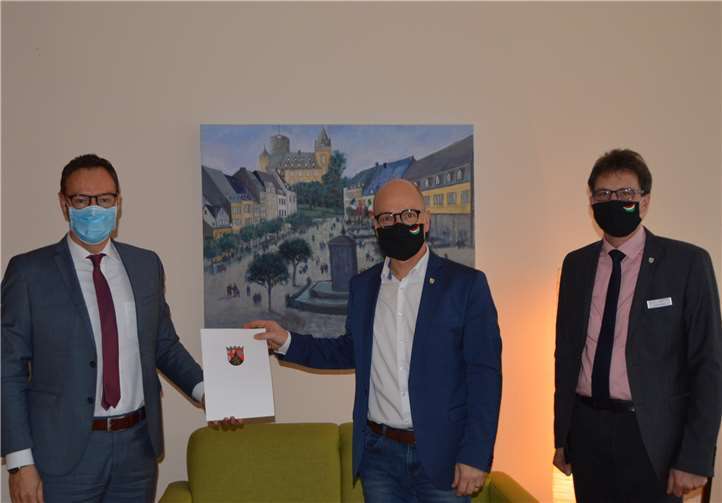 Staatssekretär Dr. Alexander Wilhelm (v.li.n.re.) überreichte Oberbürgermeister Dirk Meid und Fachbereichsleiter Andreas Seiler den Förderbescheid. Foto: Stadt Mayen