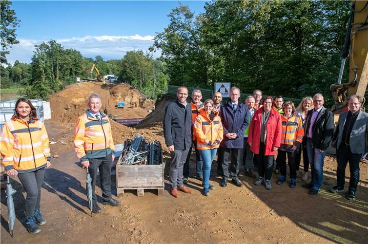 Staatssekretär Dr. Hendrik Schulte (Siebter von links) ließ sich an der Baustelle der Swistbachbrücke bei Heimerzheim über den Stand der Dinge informieren.Foto: JOST