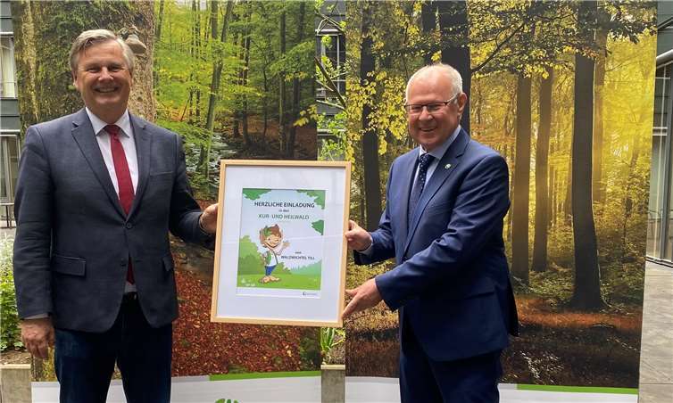Staatssekretär Dr. Ulrich Kleemann übergibt symbolisch das amtliche Kur- und Heilwald-Schild an Lahnsteins Oberbürgermeister Peter Labonte. (Fotos: Ministerium für Umwelt, Energie, Ernährung und Forsten). Foto: Stadtverwaltung Lahnstein