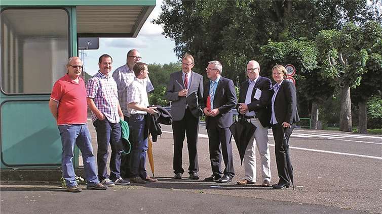 Staatssekretär Günter Kern (3. v. r.), Landtagskandidatin Birgit Haas (v. r.), Landtagsabgeordneter Fredi Winter und Landrat Rainer Kaul diskutierten mit Vertretern der Leubsdorfer SPD die Situation an der B 42. privat