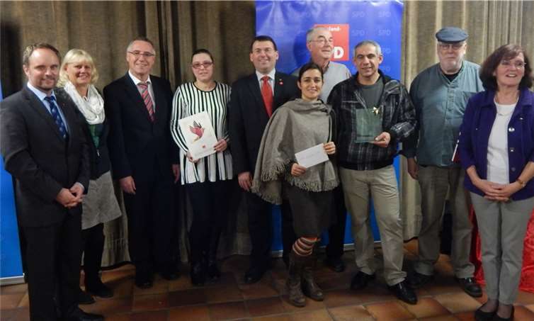 Staatssekretär Günter Kern (3.v.l.), MdL Jörg Denninghoff (5.v.l.), SPD-Kreisvorsitzender Mike Weiland (l.) und die Bad Emser SPD-Ortsvereinsvorsitzende Ursula Mogg (r.) mit Vertretern des Willkommenskreises Diez sowie den beiden Jubilaren Lothar Labonte (2.v.r.) und Wilhelm Augst (4.v.r.). Nedeljka Geis