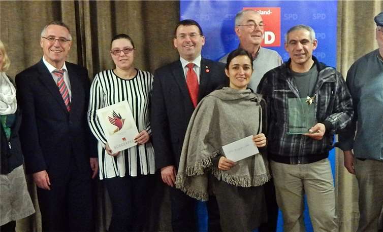 Staatssekretär Günter Kern (3.v.l.), MdL Jörg Denninghoff (5.v.l.), SPD-Kreisvorsitzender Mike Weiland (l.) und die Bad Emser SPD-Ortsvereinsvorsitzende Ursula Mogg (r.) mit Vertretern des Willkommenskreises Diez sowie den beiden Jubilaren Lothar Labonte (2.v.r.) ) und Wilhelm Augst (4.v.r.).Nedeljka Geis/SPD Rhein