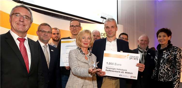 Staatssekretär Günter Kern, Bernd Lehmann als Repräsentant der Volksbanken Raiffeisenbanken, Julian Weber - Speerwerfer und Jurymitglied, Markus Dax und Jutta Nockelmann vom TV Cochem, Gerhard Knauf - Marketingleiter Vereinigte Volksbank Raiffeisenbank, Peter Raueiser und Jürgen Sabel - TV Cochem, Eddy Scheid - Sportkreisvorsitzender, Karin Augustin - Präsidentin des Landessportbundes Rheinland-Pfalz(v. l. n. r.).Franz Fender / Genossenschaftsverband e.V.