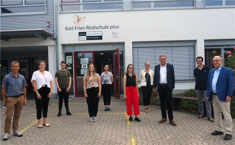 Staatssekretär Hans Beckmann (3.v.r.) besuchte mit Bürgermeister Michael Kessler die Sommerschule in Bendorf und bedankte sich bei der Schulleitung der Karl-Fries-Schule und den ehrenamtlichen Kursleiterinnen. Foto: Stadt Bendorf am Rhein