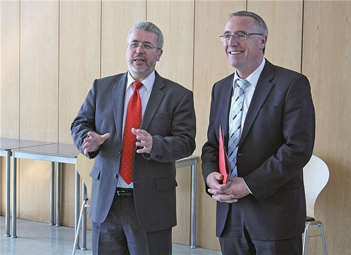 Staatssekretär Kern (re.) informierte sich über die Arbeit der HöV und der ZVS. HöV RLP