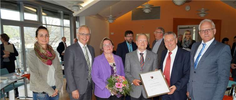 Staatssekretär Peter Bleser (r.) und Bianca Kutscheid (l.) von der Unteren Jagdbehörde sowie Hans-Jürgen Sehn vom Bauernverband gehörten zu den ersten Gratulanten, die Lorenz Steden für sein langes Wirken im Ehrenamt dankten.MT
