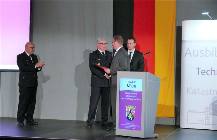 Staatssekretär Randolf Stich entbindet Hans-Peter Plattner vom Amt des Landesfeuerwehrinspekteurs. Links sein Nachfolger im Amt: Heinz Wolschendorf. Foto: privat