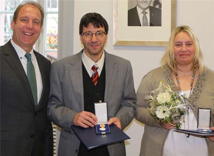 Staatssekretär Randolf Stich (l.) zeichnete Natascha Filipovic und Rainer Killian aus. Privat