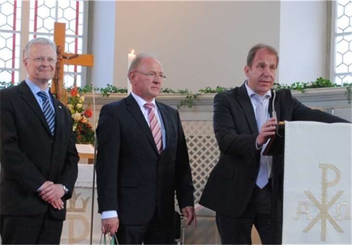 Staatssekretär Randolf Stich (r.) überbrachte die Glückwünsche der Landesregierung.