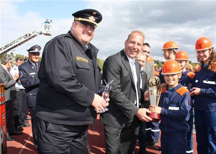 Staatssekretär Randolf Stich übergab den Siegerpokal an die Jugendfeuerwehr aus Kliding.
