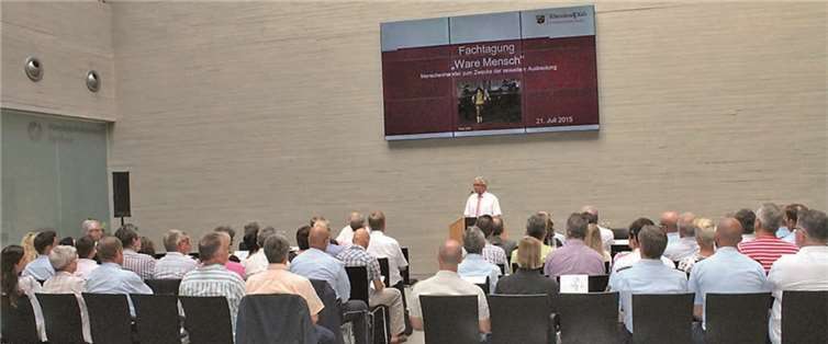 Staatssekretär Roger Lewentz trat als erster Referent vor das Publikum. privat