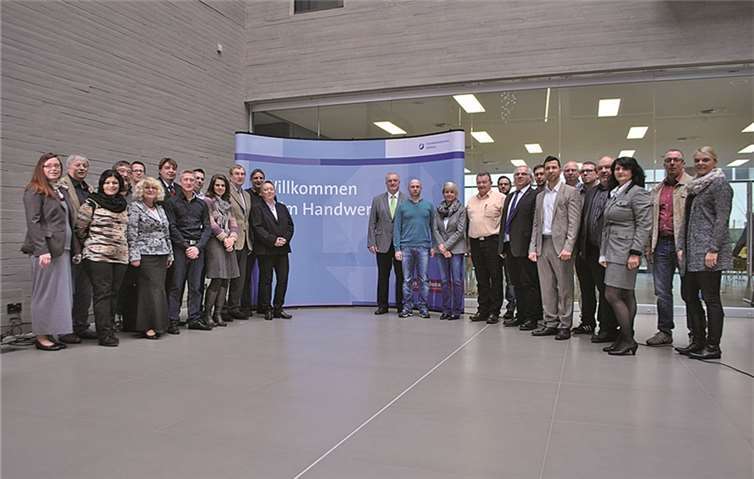 Staatssekretär Uwe Hüser, Ulrike Mohrs, Leiterin der Agentur für Arbeit Koblenz-Mayen und HwK-Hauptgeschäftsführer Alexander Baden mit den Teilnehmern am Arbeitstreffen der rheinland-pfälzischen Coaches für betriebliche Ausbildung.HwK Koblenz