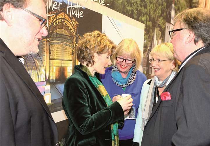 Staatssekretär Walter Schumacher, Vorsitzender des Stiftungsvorstandes Sayner Hütte (r.) Rehlinde Glöckner, Geschäftsführerin der Stiftung Sayner Hütte (2.v.r.), GDKE-Generaldirektor Thomas Metz (l.) und Karin Plank-Dietz, Beigeordnete der Stadt Bendorf (3.v.l.) überreichten Wirtschaftsministerin Eveline Lemke zur Erinnerung die „Sayner Mück“, die als kleinstes Eisenkunstguss-Erzeugnis gilt. Die Ministerin sagte einen Besuch des Denkmalareals zu.
