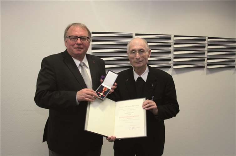 Staatssekretär Walter Schumacher (links) überreichte Pfarrer i. R. Lothar Brucker das Bundesverdienstkreuz am Bande der Bundesrepublik Deutschland.