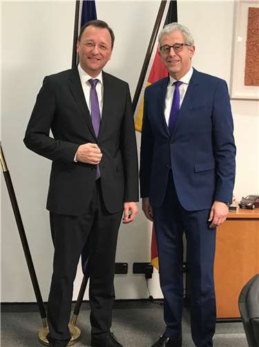 Staatssekretär im Bundesministerium der Verteidigung, Gerd Hoofe, mit Josef Oster.Foto: privat