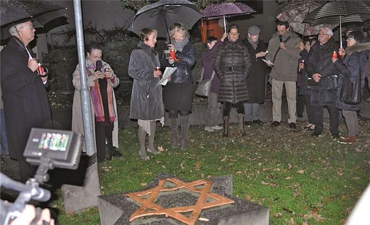 Staatssekretärin Beate Reich (3. v. l.), eine Mitbegründerin der Remagener Mahnwache, begrüßte die Gäste auf dem Römerplatz. AB
