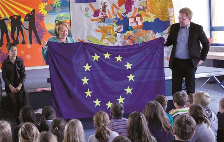 Staatssekretärin Beate Reich beantwortete geduldig und kompetent die Fragen der Schüler. privat