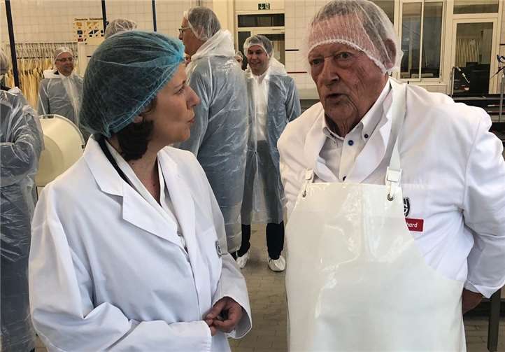 Staatssekretärin Daniela Schmitt im Gespräch mit Peter Gelhard.